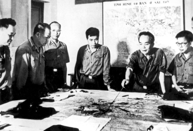 Đại tướng Võ Nguyên Giáp cùng các đồng chí trong Quân ủy Trung ương duyệt phương án tác chiến Chiến dịch Hồ Chí Minh năm 1975. Ảnh tư liệu