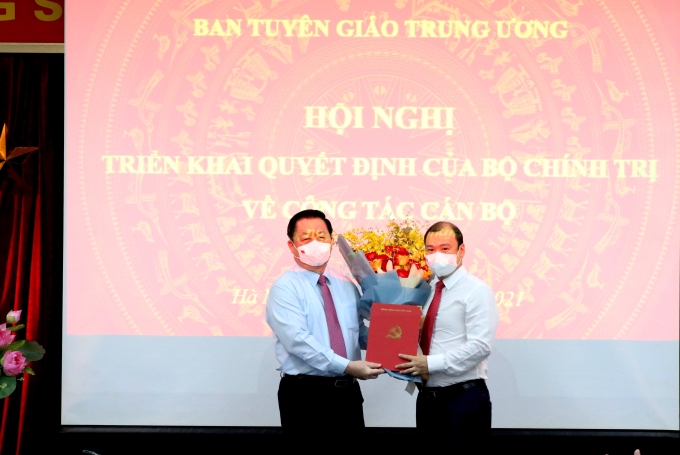 Đồng chí Nguyễn Trọng Nghĩa, Bí thư Trung ương Đảng, Trưởng ban Tuyên giáo Trung ương đã trao quyết định và tặng hoa chúc mừng đồng chí Lê Hải Bình.