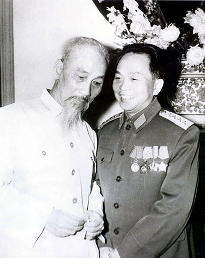 Bác Hồ và Đại tướng Võ Nguyên Giáp Bộ trưởng Bộ Nội vụ
            đầu tiên của Việt Nam