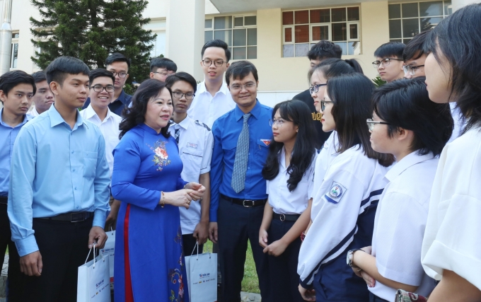 Thứ trưởng Bộ GD&amp;ĐT Ngô Thị Minh trò chuyện cùng các tác giả 