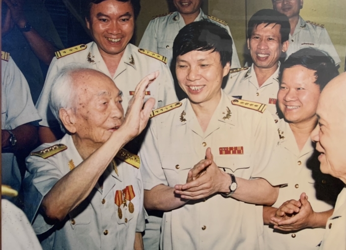 Đại tướng Võ Nguyên Giáp tiếp Ban biên tập báo Quân đội Nhân dân ngày 18-6- 2006.   Ảnh: Trần Hồng
