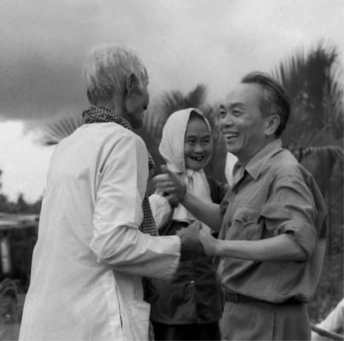 Đại tướng Võ Nguyên Giáp thăm hỏi lão du kích Bến Tre, ngày 31/5/1975. Đây là chuyến thăm miền Nam đầu tiên sau ngày giải phóng của Đại tướng. (Ảnh: Nguyễn Dĩnh/TTXVN)