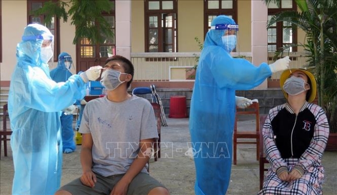 Tăng cường xét nghiệm SARS-CoV-2 tại thành phố Tuy Hòa. Ảnh: Xuân Triệu/TTXVN