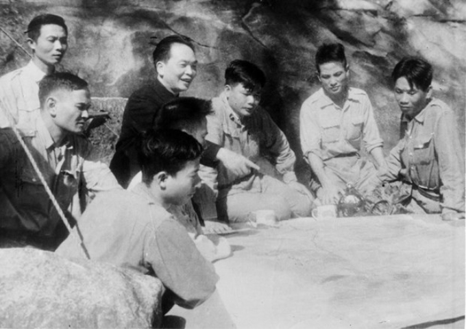 Bộ chỉ huy Chiến dịch Điện Biên Phủ năm 1954 bàn kế hoạch tác chiến dưới sự chỉ đạo của Đại tướng, Tổng Tư lệnh Võ Nguyên Giáp. (Ảnh: Triệu Đại/TTXVN)