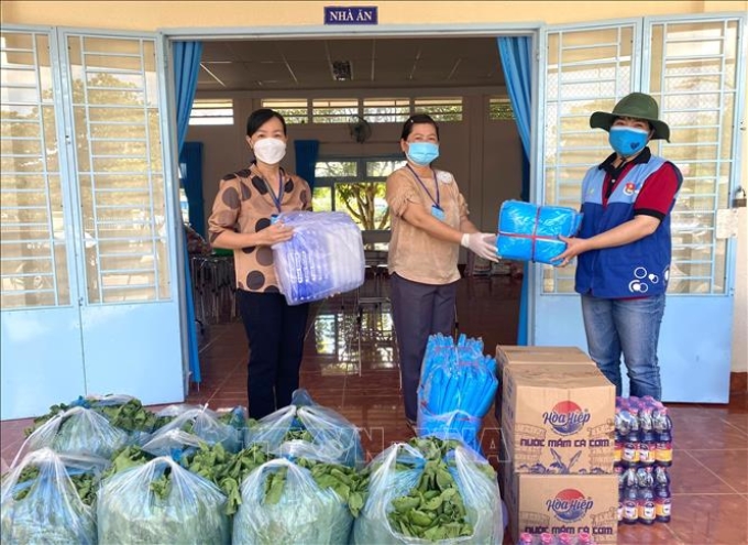 Các đơn vị chung tay hỗ trợ nông sản và đồ bảo hộ cho bếp ăn của Hội Liên hiệp Phụ nữ thành phố Vĩnh Long. Ảnh: Lê Thúy Hằng/TTXVN
