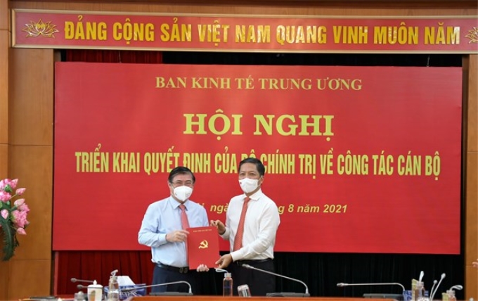 Ông Trần Tuấn Anh, Ủy viên Bộ Chính trị, Trưởng Ban Kinh tế Trung ương trao Quyết định điều động, phân công giữ chức Phó Trưởng Ban Kinh tế Trung ương cho ông Nguyễn Thành Phong. (Nguồn: Ban Kinh tế Trung ương)