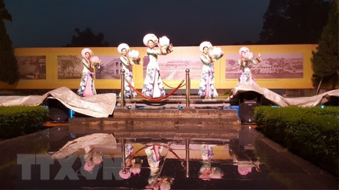 Biểu diễn múa cung đình phục vụ du khách khám phá Hoàng thành Thăng Long về đêm. (Ảnh: Đinh Thuận/TTXVN)