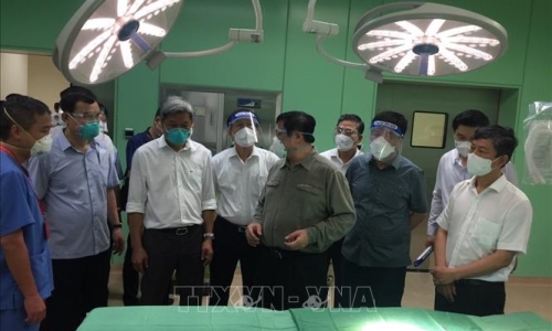 Thủ tướng Phạm Minh Chính kiểm tra các cơ sở điều trị COVID-19 ở Bình Dương