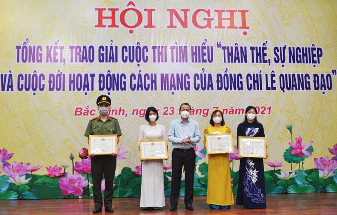 Phó Bí thư Thường trực Tỉnh ủy, Chủ tịch HĐND tỉnh Nguyễn Quốc Chung trao giải Nhất Cuộc thi cho các tập thể, cá nhân.