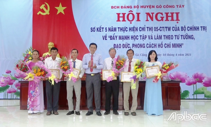 Ban Thường vụ Huyện ủy Gò Công Tây, tỉnh Tiền Giang khen thưởng các tập thể, cá nhân có thành tích tiêu biểu trong thực hiện Chỉ thị 05. Ảnh: KIỀU TƯỚC NGUYÊN