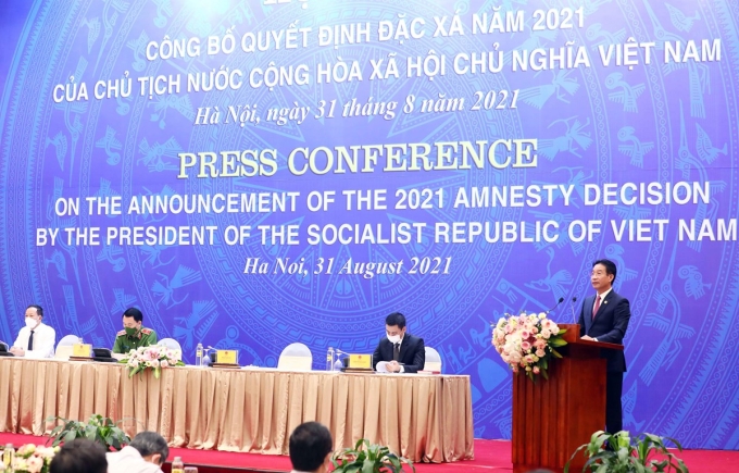 Phó Chủ nhiệm Văn phòng Chủ tịch nước Phạm Thanh Hà công bố quyết định đặc xá năm 2021 của Chủ tịch nước Cộng hòa xã hội chủ nghĩa Việt Nam. (Ảnh: TTXVN)