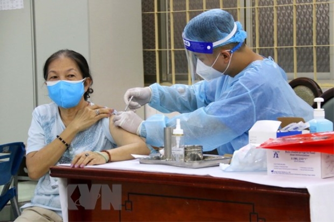 Các y bác sỹ quận 3 tiêm vaccine phòng COVID-19 cho người trên 65 tuổi tại điểm tiêm trường tiểu học Trần Quốc Thảo
