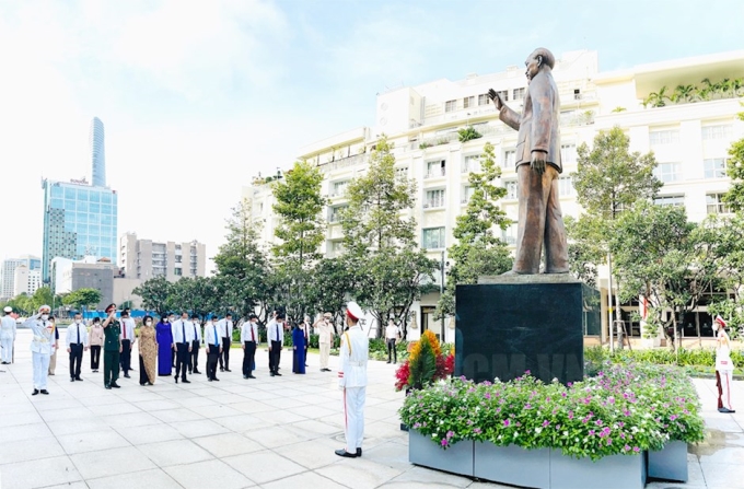 Các đại biểu thực hiện nghi thức tưởng niệm Chủ tịch Hồ Chí Minh tại Công viên Tượng đài Chủ tịch Hồ Chí Minh.
