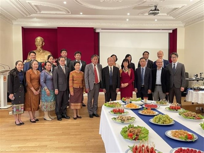 Chụp ảnh lưu niệm giữa các cán bộ ngoại giao Việt Nam và Lào tại Pháp. (Ảnh: Nguyễn Thu Hà/TTXVN)