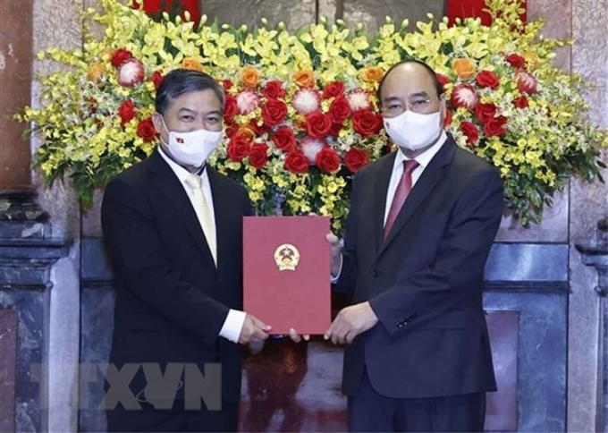 Chủ tịch nước Nguyễn Xuân Phúc trao Quyết định bổ nhiệm Đại sứ Việt Nam tại Campuchia cho đồng chí Nguyễn Huy Tăng. (Ảnh: Thống Nhất/TTXVN)