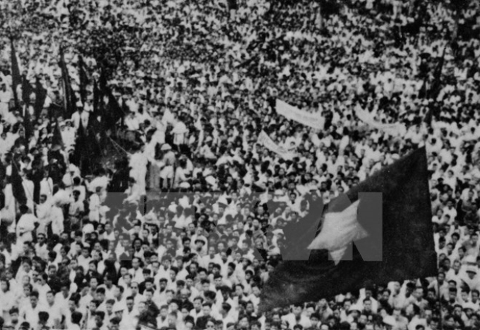 Ngày 19-8-1945, hàng vạn người dân Thủ đô dự míttinh tại Quảng trường Nhà hát Lớn thành phố chào mừng thắng lợi của Cách mạng tháng Tám.