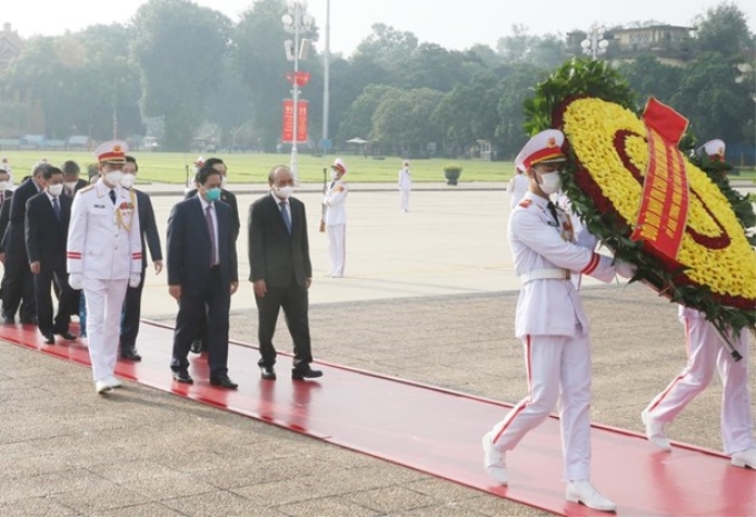 Các lãnh đạo, nguyên lãnh đạo Đảng, Nhà nước tưởng niệm Chủ tịch Hồ Chí Minh. (Ảnh: Lâm Khánh/TTXVN)