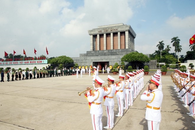 Các đoàn vào Lăng viếng Chủ tịch Hồ Chí Minh. (Ảnh: Lâm Khánh/TTXVN)