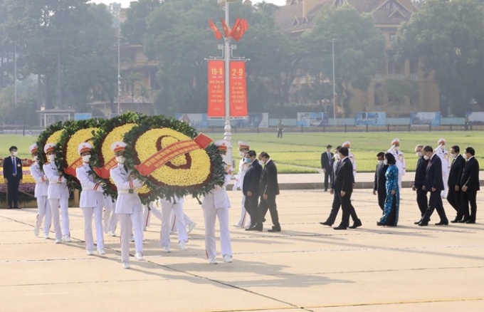 Các lãnh đạo, nguyên lãnh đạo Đảng và Nhà nước viếng Chủ tịch Hồ Chí Minh với vòng hoa mang dòng chữ 'Đời đời nhớ ơn Chủ tịch Hồ Chí Minh vĩ đại.' (Ảnh: Lâm Khánh/TTXVN)