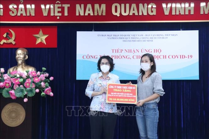 Bà Tô Thị Bích Châu, Chủ tịch Ủy ban MTTQ Việt Nam TP Hồ Chí Minh (trái sang) tiếp nhận tượng trưng số thuốc do đại diện Công ty TNHH Y Dược Kinh Đô trao tặng.