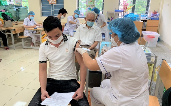 Tiêm vắc xin Covid-19 tại điểm tiêm phường Liễu Giai (quận Ba Đình, Hà Nội).