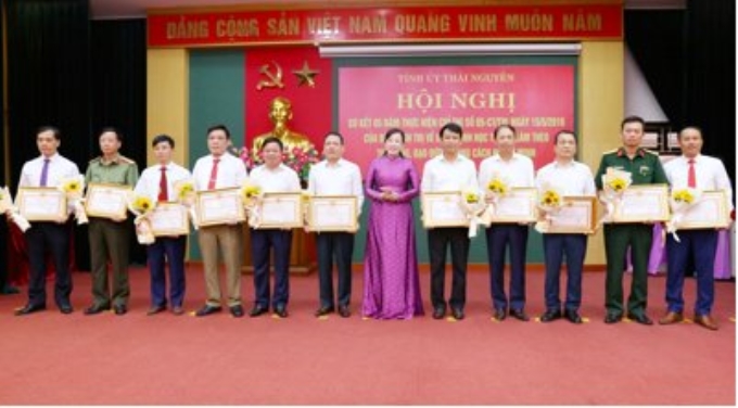 Đ/c Nguyễn Thanh Hải, Ủy viên Trung ương Đảng, Bí thư Tỉnh ủy, Trưởng đoàn ĐBQH tỉnh trao Bằng khen của BCH Đảng bộ tỉnh cho các tập thể có thành tích tiêu biểu trong học tập và làm theo tư tưởng, đạo đức, phong cách Hồ Chí Minh, giai đoạn 2016 - 2020