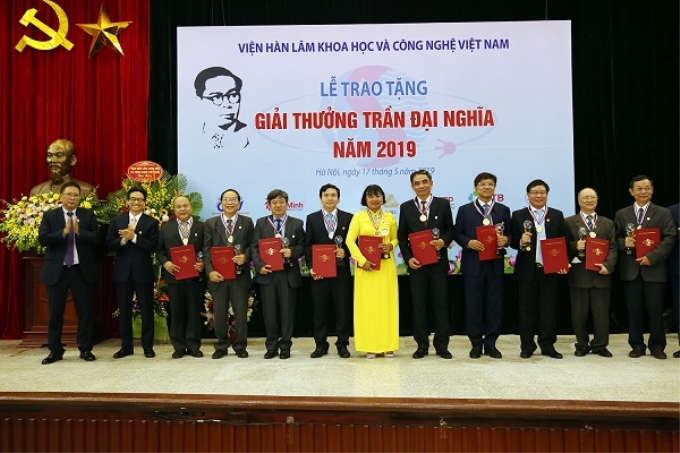 Phó Thủ tướng Vũ Đức Đam cùng các nhà khoa học đoạt Giải thưởng Trần Đại Nghĩa năm 2019. (Ảnh: VGP)