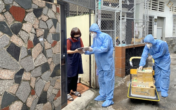 Chương trình “Sách trao tay, học ngày giãn cách”, mang hàng nghìn đầu sách hay đến các khu phong tỏa tại TP Hồ Chí Minh trong những ngày giãn cách xã hội. (Ảnh: nhandan.vn)