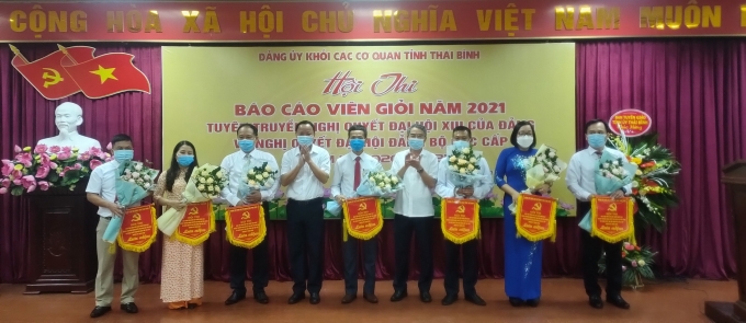 Đồng chí Phạm Đồng Thụy, Ủy viên Ban Thường vụ, Trưởng ban Tuyên giáo Tỉnh ủy Thái Bình và lãnh đạo Đảng ủy Khối các cơ quan tỉnh tặng hoa, cờ lưu niệm cho các thí sinh.