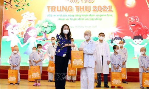 Phó Chủ tịch nước Võ Thị Ánh Xuân thăm, tặng quà cho bệnh nhi nhân dịp Tết Trung Thu 2021