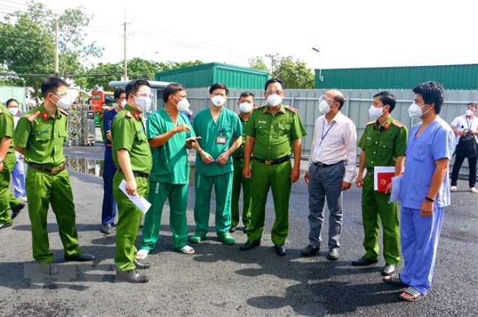 Đoàn công tác Bộ Công an kiểm tra an toàn phòng cháy chữa cháy tại Bệnh viện dã chiến số 13. (Ảnh: Thành Chung/TTXVN)