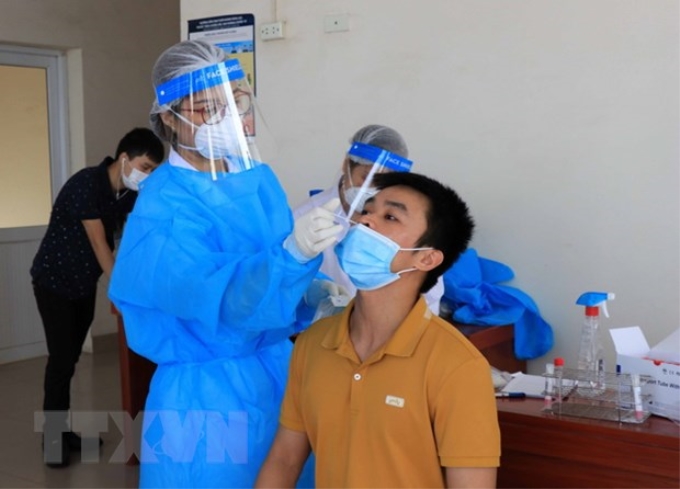 Lấy mẫu xét nghiệm SARS-CoV-2 tại Bệnh viện Đa khoa tỉnh Bắc Ninh. (Ảnh: Thanh Thương/TTXVN)