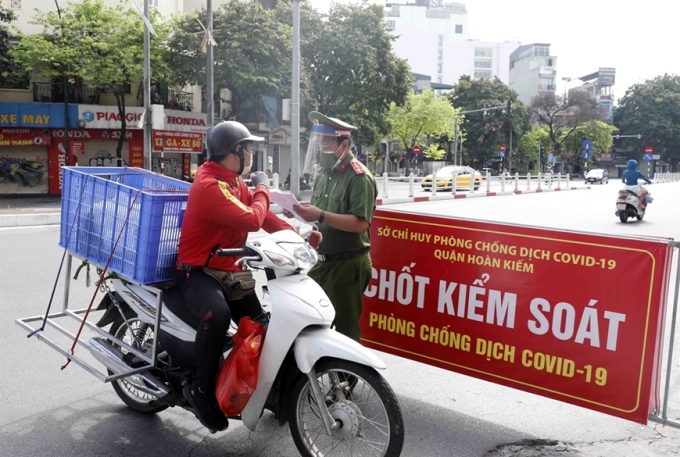 Kiểm tra giấy tờ người tham gia giao thông tại chốt kiểm soát trên phố Điện Biên Phủ, TP. Hà Nội. (Ảnh minh họa: TTXVN)
