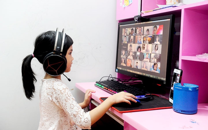 Học sinh lớp 1 tại quận Hoàng Mai (Hà Nội) học trực tuyến do ảnh hưởng của dịch COVID-19. (Ảnh: nhandan.vn)