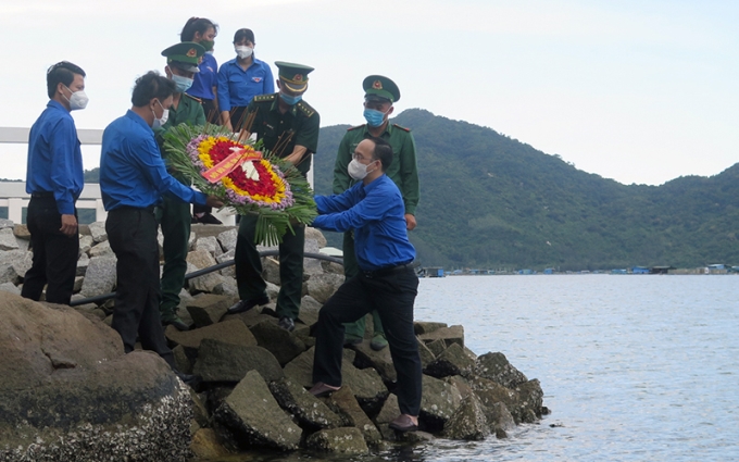 Đại diện đoàn viên thanh niên tỉnh Phú Yên thực hiện nghi lễ tri ân các anh hùng liệt sĩ tại vị trí chuyến tàu Không số thứ tư cập bến Vũng Rô đêm 25/1/1965. (Ảnh: nhandan.vn)