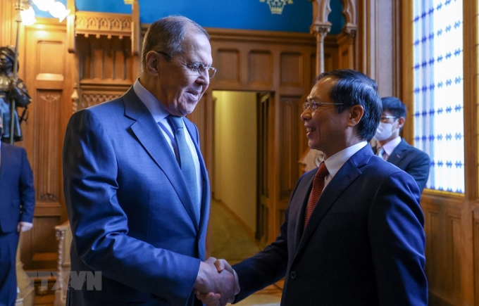 Bộ trưởng Ngoại giao Nga Sergei Lavrov đón Bộ trưởng Ngoại giao Bùi Thanh Sơn. (Ảnh: Trần Hiếu/TTXVN)