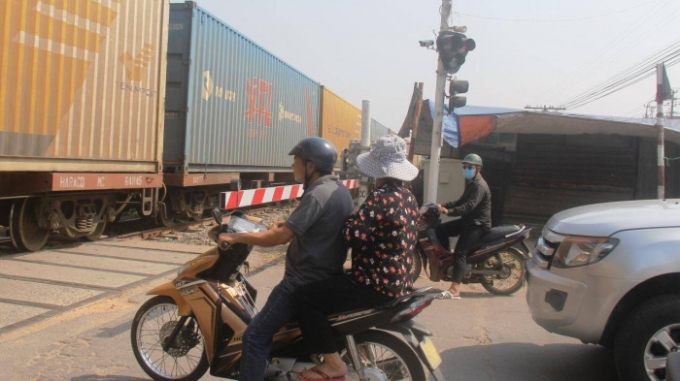 Xe cộ dừng, đỗ ngay ngắn trước điểm giao cắt có chắn tự động gần ga Hố Nai (thành phố Biên Hòa).