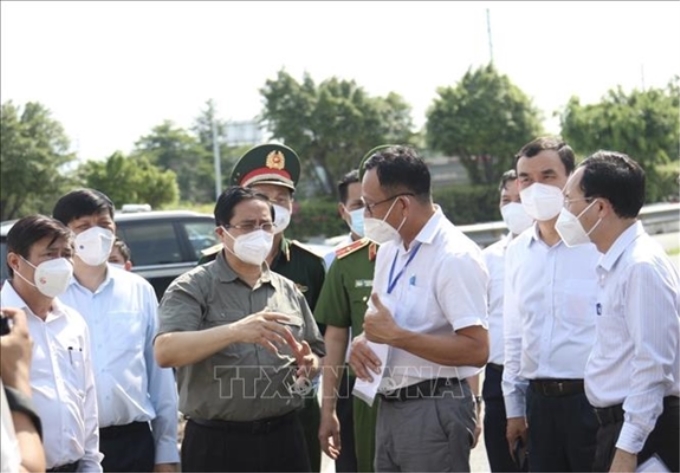 Thủ tướng Chính phủ Phạm Minh Chính kiểm tra điểm chốt phòng dịch Covid-19 trên địa bàn phường Tân Phú, thành phố Thủ Đức