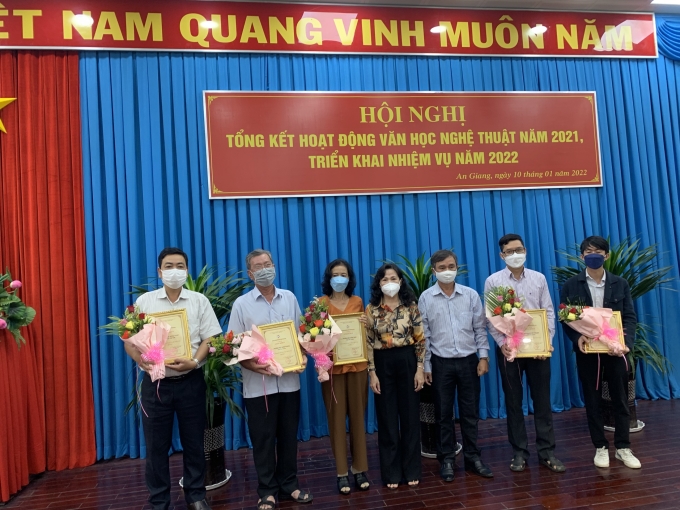 Đồng chí Thái Thúy Xuân, Phó Trưởng Ban Tuyên giáo Tỉnh ủy và Họa sĩ Bùi Quang Vinh, Chủ tịch Liên hiệp các Hội Văn học, nghệ thuật trao Giấy khen của Liên hiệp Hội cho 7 tập thể có nhiều đóng góp và có thành tích cao trong thực hiện nhiệm vụ năm 2021.