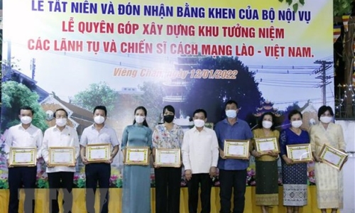 Lào tặng bằng khen cho người Việt có nhiều đóng góp thiện nguyện