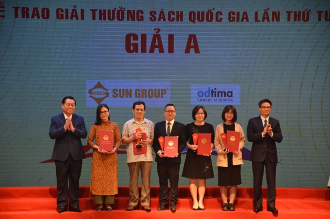 Lãnh đạo Ban Tuyên giáo Trung ương và Chính phủ trao giải A Giải thưởng Sách quốc gia lần thứ 4-2021 tặng các tác giả, dịch giả và đại diện NXB, đơn vị liên kết xuất bản. (Ảnh: qdnd.vn)