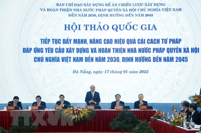 Chủ tịch nước Nguyễn Xuân Phúc cùng các đồng chí lãnh đạo Đảng và Nhà nước chủ trì hội thảo. (Ảnh: Thống Nhất/TTXVN)