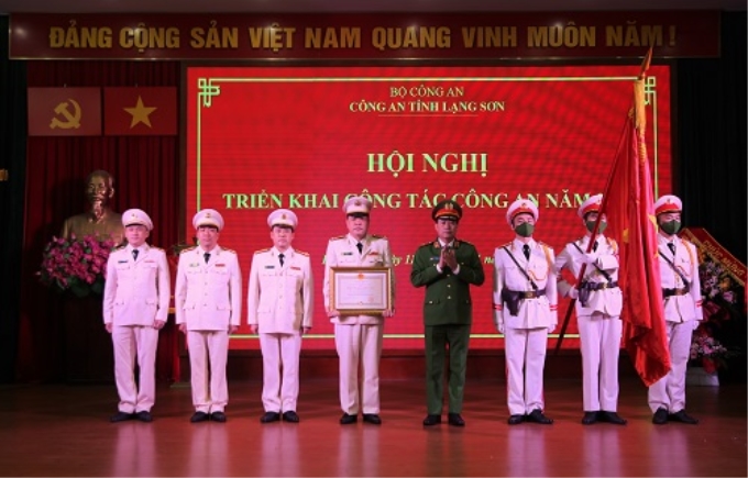 Thừa ủy quyền, Thứ trưởng Lê Quốc Hùng trao Huân chương Chiến công hạng Nhất tặng tập thể Phòng Cảnh sát điều tra tội phạm về ma túy, Công an tỉnh Lạng Sơn.