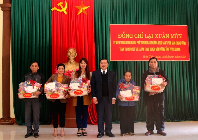 Đồng chí Lại Xuân Môn, Phó trưởng Ban Thường trực Ban Tuyên giáo Trung ương tặng quà chúc tết các hộ gia đình thôn Thia xã Tân Trào. (Ảnh: TA)