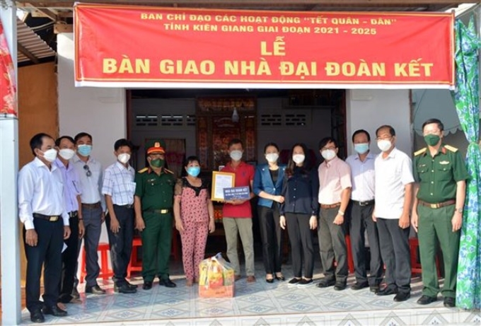 Ngày 17/1/2022, Ủy ban Mặt trận Tổ quốc Việt Nam tỉnh Kiên Giang phối hợp cấp ủy, chính quyền địa phương và nhà tài trợ tổ chức bàn giao 10 căn nhà đại đoàn kết cho các hộ dân trên địa bàn xã Hưng Yên (Kiên Giang). (Ảnh: Lê Se/TTXVN)