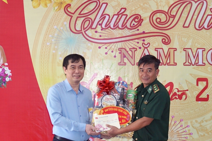 Phó Trưởng Ban Tuyên giáo Trung ương Phan Xuân Thuỷ trao quà cho cán bộ, chiến sĩ Đồn Biên phòng Tân Phú