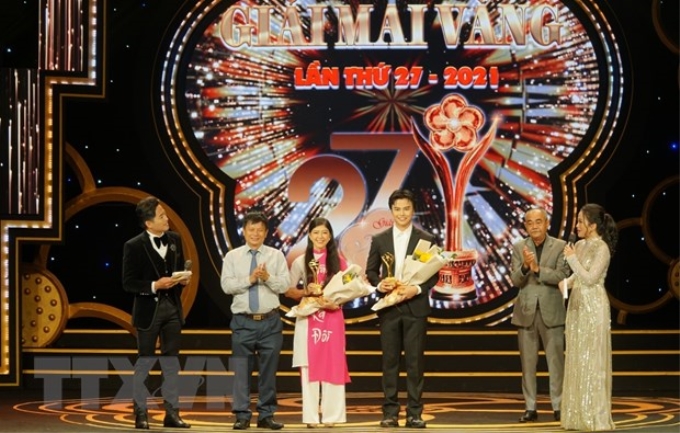 Nam diễn viên Võ Minh Luân, nữ diễn viên Hồng Trang đoạt giải thưởng Mai Vàng 2021 ở thể loại diễn viên sân khấu, truyền hình và diễn viên hài được yêu thích nhất. (Ảnh: Thu Hương/TTXVN)
