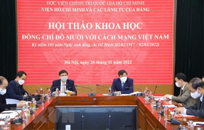 PGS. TS. Lê Văn Lợi (bên phải), Phó Giám đốc Học viện Chính trị Quốc gia Hồ Chí Minh chủ trì hội thảo. (Ảnh: TTXVN)