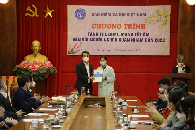 Tổng Giám đốc BHXH Việt Nam Nguyễn Thế Mạnh trao quà cho bệnh nhân có hoàn cảnh khó khăn