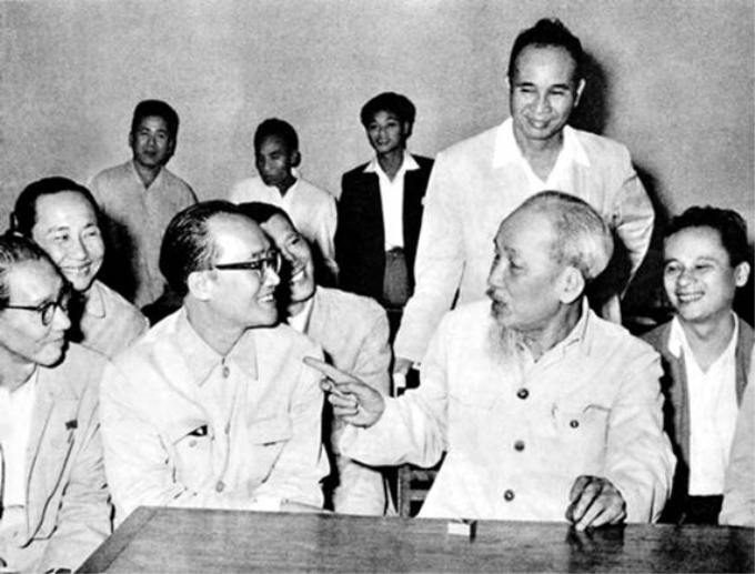 Chủ tịch Hồ Chí Minh với đại biểu trí thức dự Hội nghị Chính trị đặc biệt tháng 3/1964
